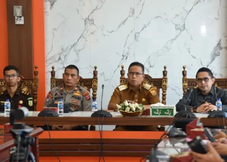 Wakil Walikota Pariaman, Mulyadi (dua kanan) saat evaluasi KLA yang dilaksanakan oleh KemenPPPA RI terhadap daerah itu secara Hybrid pada Selasa kemarin