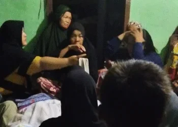 Remaja Perempuan di Dharmasraya Tewas Dianiaya Ayah Tirinya di Depan Umum