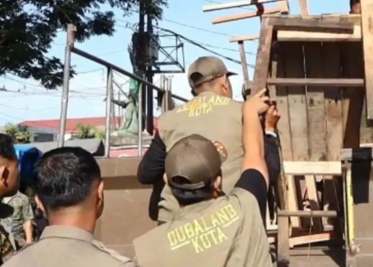 Petugas menertibkan lapak PKL yang tidak menaati aturan di Pasar Bandar Buat, Kota Padang. (foto: Instagram/Satpol PP Padang).