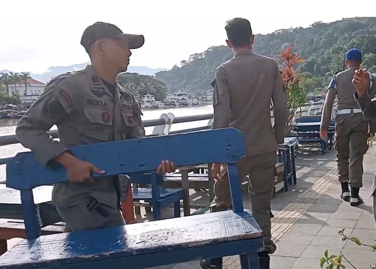 Petugas menertibkan lapak PKL di kawasan Batang Arau, Kota Padang. (foto: Instagram/Satpol PP Padang).