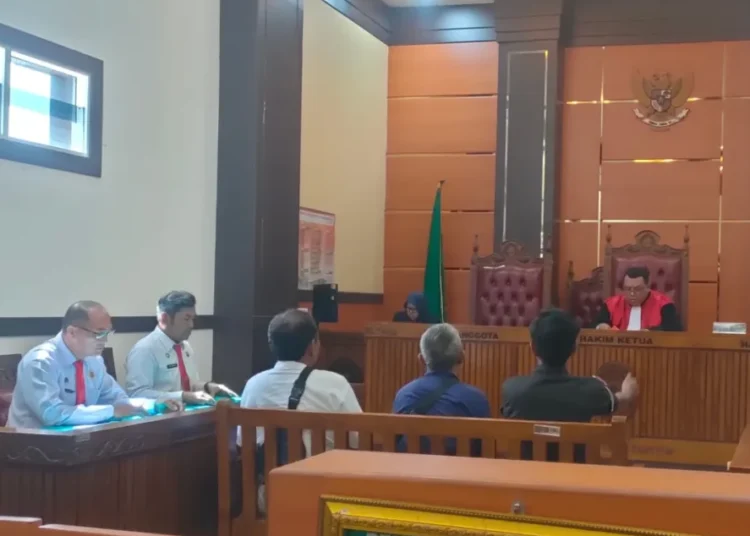 Sidang tipiring terhadap lima pelangga aturan di Padang. (foto: Satpol PP Kota Padang).