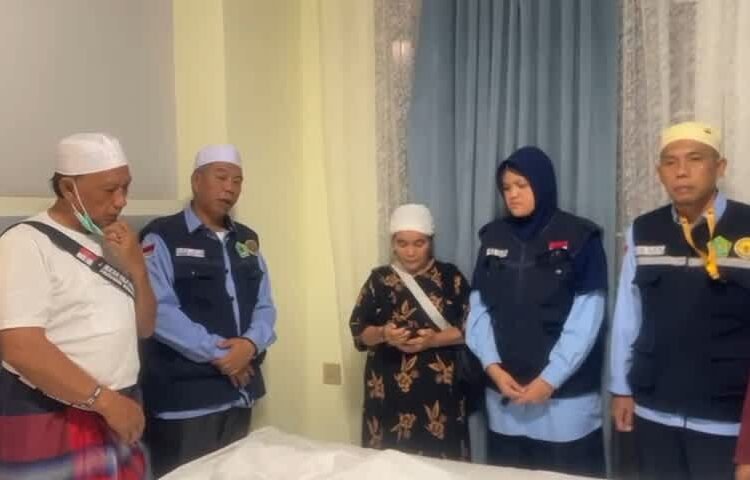 Petugas pendamping haji menjenguk calon haji Embarkasi Padang yang wafat di Madinah pada Rabu (14/5). Foto: Kemenag Sumbar