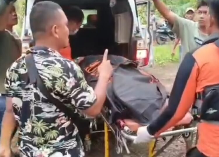 Tangkap laya video proses evakuasi potongan tubuh korban diterkam buaya di Pasaman Barat.