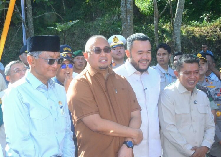 Wali Kota Padang Fadly Amran bersama legislator RI Andre Rosiade dan Menteri PUPR saat acara peletakan batu pertama Flyover Sitinjau Lauik, Sabtu (3/5/2025).