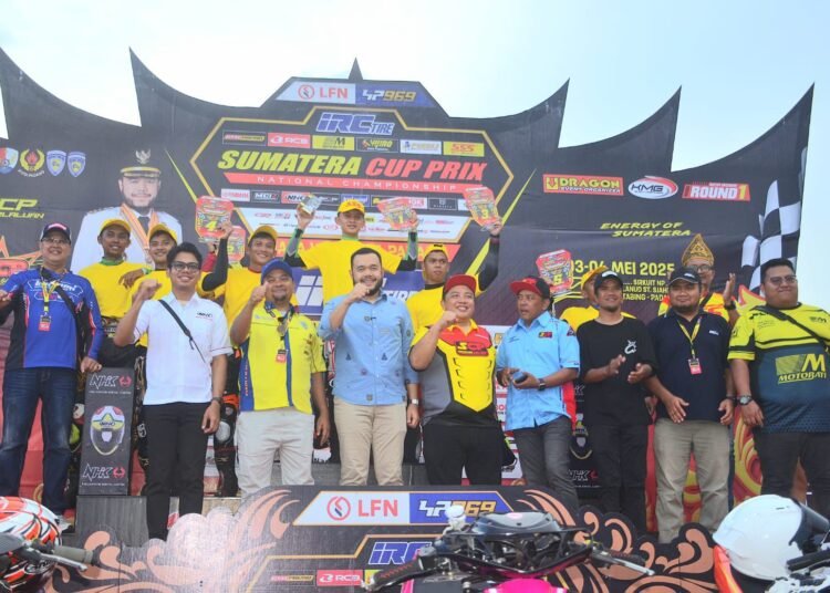 Wali Kota Padang, Fadly Amran, menutup Sumatera Cup Prix 2025 di sirkuit Lanud Sutan Sjahrir Tabing, Padang, Minggu (4/5). Foto: Pemko Padang