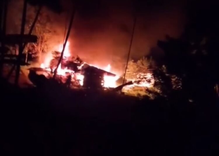 Sebuah rumah semipermanen di Jorong Tabek, Nagari Tabek, Kecamatan Pariangan, Tanah Datar, terbakar pada Senin (5/5) waktu Magrib.