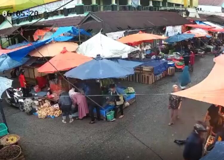 Tangkap layar video emak-emak beraksi di Pasar Solok.