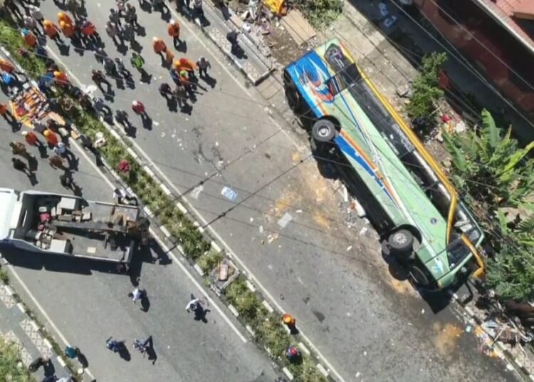 Bus ALS kecelakaan di kawasan Bukit Surungan, Padang Panjang, Selasa (6/5) pagi. Foto: IST