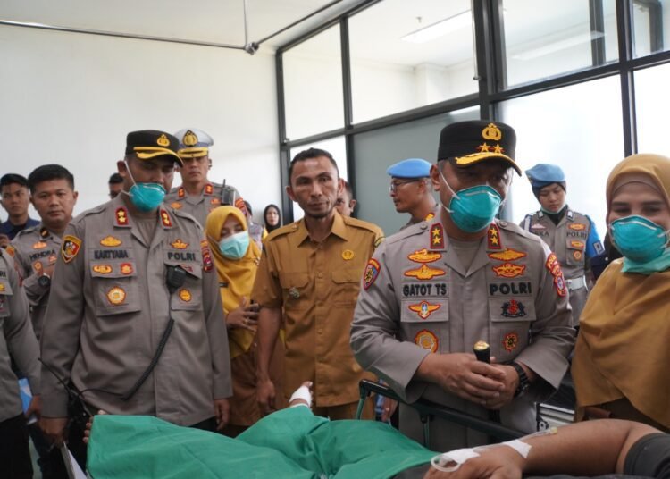 Wakil Wali Kota Padang Panjang, Allex Saputra, mendampingi Kapolda Sumbar, Irjen Pol. Gatot Tri Suryanta, meninjau korban kecelakaan bus ALS yang dievakuasi ke RSUD Kota Padang Panjang pada Selasa (6/5).