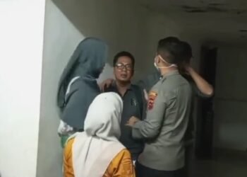 Video: Pilu, Momen Pria Jemput Jasad Istri dan 2 Anak yang Tewas di Kecelakaan Bus ALS di Padang Panjang