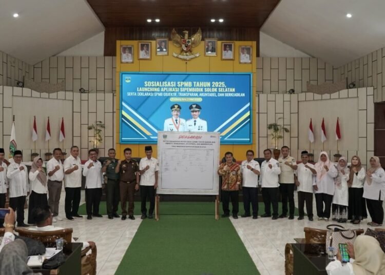 Pemkab Solok Selatan merilis Sistem Informasi Penerimaan Murid Baru Dinas Pendidikan Kabupaten Solok Selatan di kantor bupati setempat pada Rabu (7/5). Foto: Pemkab Solok Selatan
