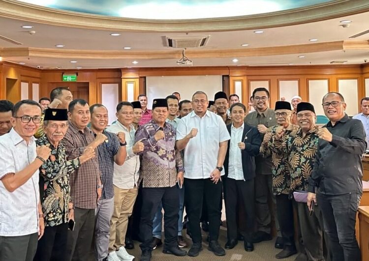 Rombongan niniak mamak dan 25 perwakilan warga Nagari Inderapura; Ketua, Wakil, dan Anggota DPRD Pesisir Selatan; Wakil Ketua Komisi VI DPR, Andre Rosiade; dan Menteri Kehutanan, Raja Juli Antoni; berfoto bersama di Kantor Kementerian Kehutanan di Jakarta pada Kamis (8/5). IST