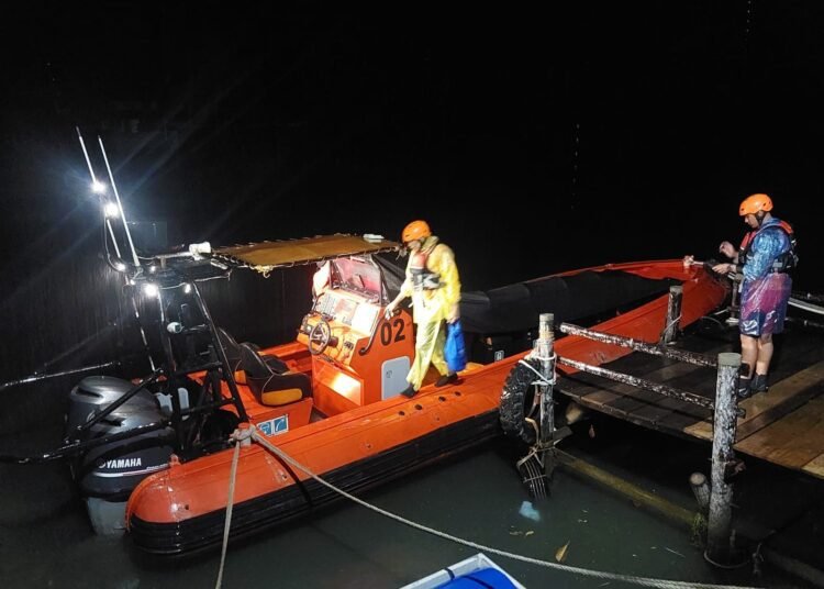 Petugas Kantor SAR Kelas A Padang menyiapkan peralatan untuk mencari tujuh nelayan yang terombang-ambing di sekitar Perairan Pulau Air, Kota Padang, Sabtu (10/5) malam. Foto: SAR Padang