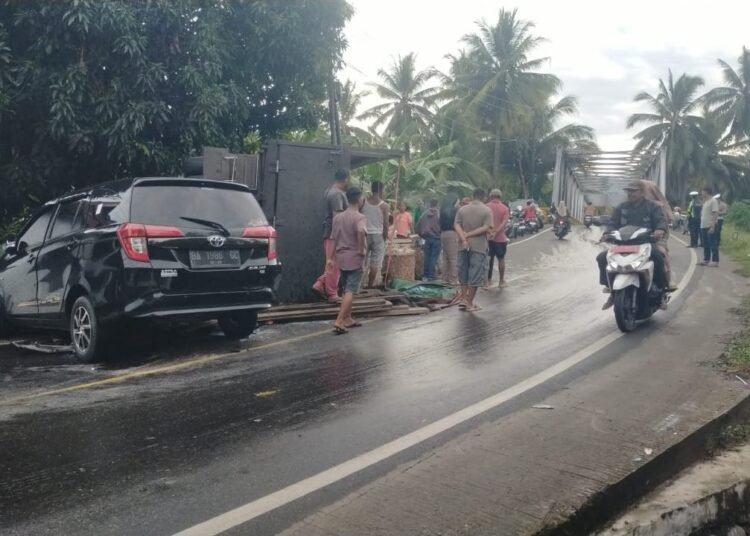 Truk dan mobil kecelakaan di Bayang, Pesisir Selatan pada Minggu (11/5).