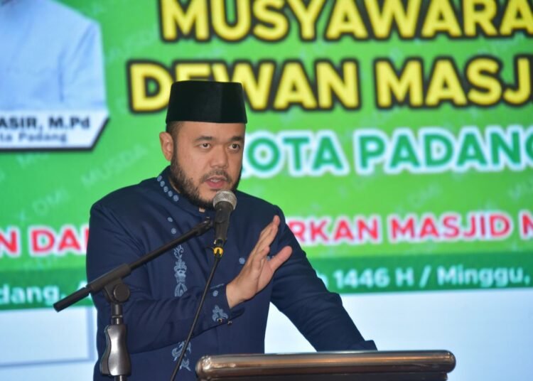 Wali Kota Padang, Fadly Amran menghadiri Musda ke-X Dewan Masjid Indonesia Kota Padang. (foto: Diskominfo Padang).