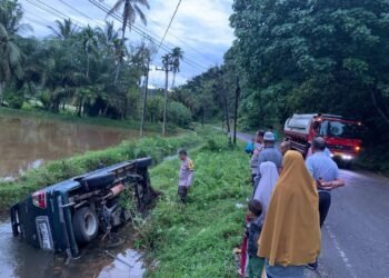 Hendak Pergi ke Pengajian di Padang, Mobil Berisi 7 Penumpang Terperosok ke Parit di Pesisir Selatan
