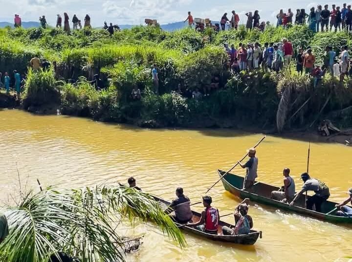 Proses pencarian korban diterkam buaya di Pasaman Barat pada Selasa (13/5). (foto: Dok. BPBD Pasaman Barat).