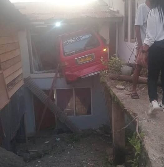 Penampakan angkot merah terbang menghantam rumah warga di Kota Padang.