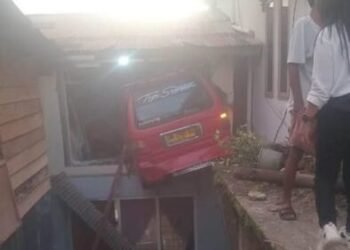 Penampakan Angkot Terbang Hantam Rumah Warga di Padang