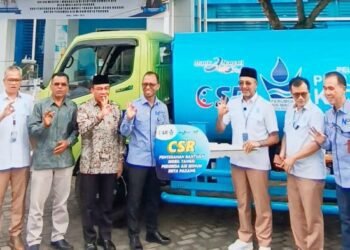 Bank Nagari Serahkan Mobil Tangki Air ke Perumda Air Minum Kota Padang Lewat Program CSR