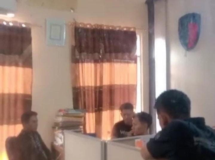 Pelaku penganiayaan anak gadis hingga tewas di Dharmasraya ditangkap dan telah berada di Mapolres Dharmasraya.