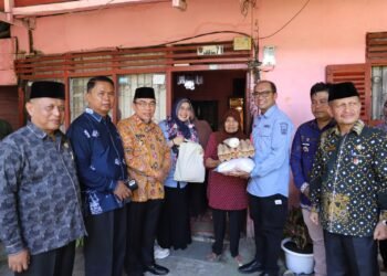 Pemko Padang Bantu Pemulung Korban Kebakaran Renovasi Rumah