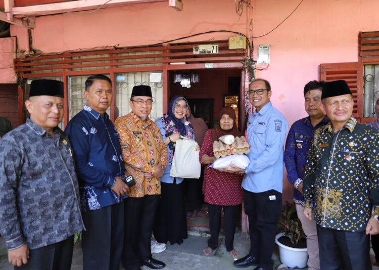 Wakil Wali Kota Padang, Maigus Nasir, menyalurkan bantuan kepada korban kebakaran di Kampung Jambak, Kecamatan Kuranji, Kamis (15/5). Foto: Pemko Padang