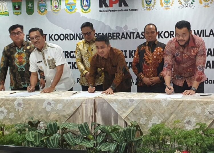 Wali Kota Padang, Fadly Amran, menandatangani Surat Pernyataan Komitmen Antikorupsi di Gedung Merah Putih KPK, Jakarta, Kamis (15/5). Foto: Pemko Padang