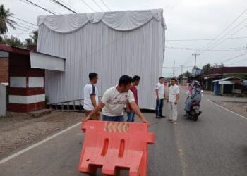 Tenda Pelaminan yang Ditabrak Mobil di Pesisir Selatan Makan Badan Jalan