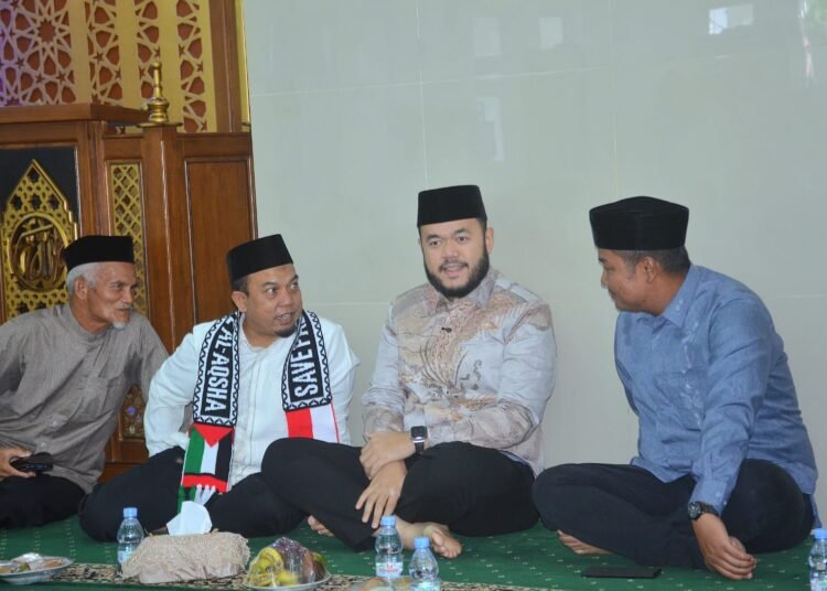 Wali Kota Padang, Fadly Amran menghadiri kegiatan pengajian Majelis Taklim Indonesia se-Kelurahan Lubuk Buaya, Kecamatan Koto Tangah. (foto: Diskominfo Padang).