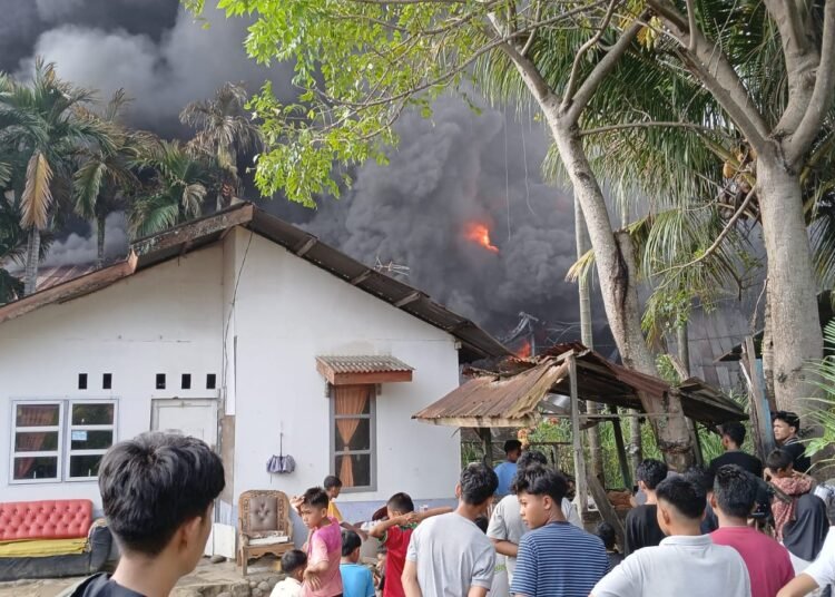 Rumah warga yang berada dekat dengan kebakaran pabrik karet PT Teluk Luas di Padang. (foto: Haris/Sumbarkita.id).