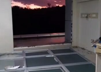 Video: RSUD Sungai Dareh Dharmasraya Diterjang Angin Kencang, Seorang Pengunjung Jadi Korban