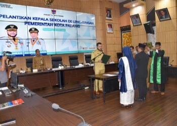 Fadly Amran Lantik 22 Kepala Sekolah SD dan SMP se-Kota Padang