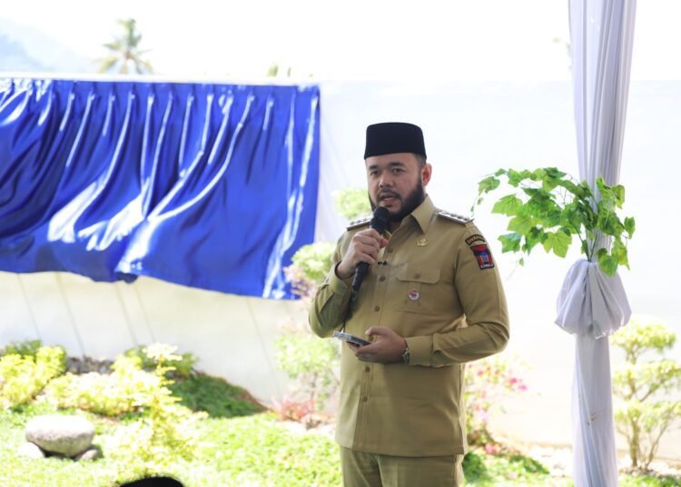 Wali Kota Fadly Amran meresmikan masjid Al-Ikhlas. (foto: Diskominfo Padang).