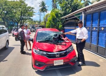 Tabrak Truk Parkir, Minibus di Padang Rusak Berat di Bagian Depan