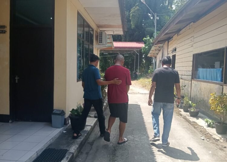 Diduga oknum TU pelaku pelecehan seksual terhadap seorang siswi di SMA N 1 Sungai Geringging Padang Pariaman ditangkap polisi. (foto: Dok. Polres Padang Pariaman).