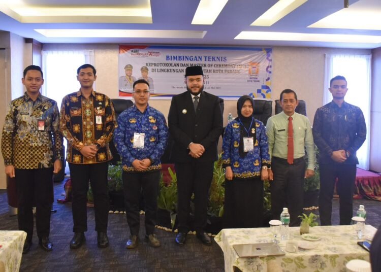 Wali Kota Padang, Fadly Amran, berfoto bersama dengan narasumber dan peserta Bimtek Keprotokolan dan MC bagi ASN di lingkungan Pemko Padang di Hotel Axana pada Selasa (20/5). Foto: Pemko Padang