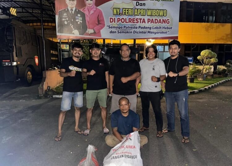 Polisi menangkap seorang buron pada Rabu (21/5) di Padang. Pelaku merupakan otak pembobolan gudang sebuah bengkel di kawasan Pisang, Kecamatan Pauh, Kota Padang, pada Februari 2025.