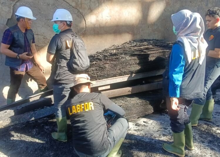 Tim Labfor Mabes Polri melakukan olah TKP pada Kamis (21/5) di lokasi kebakaran pabrik karet PT Teluk Luas, Jalan Bypass, Kelurahan Tanjung Saba Pitameh, Kecamatan Lubuk Begalung, Kota Padang. Foto: Polresta Padang