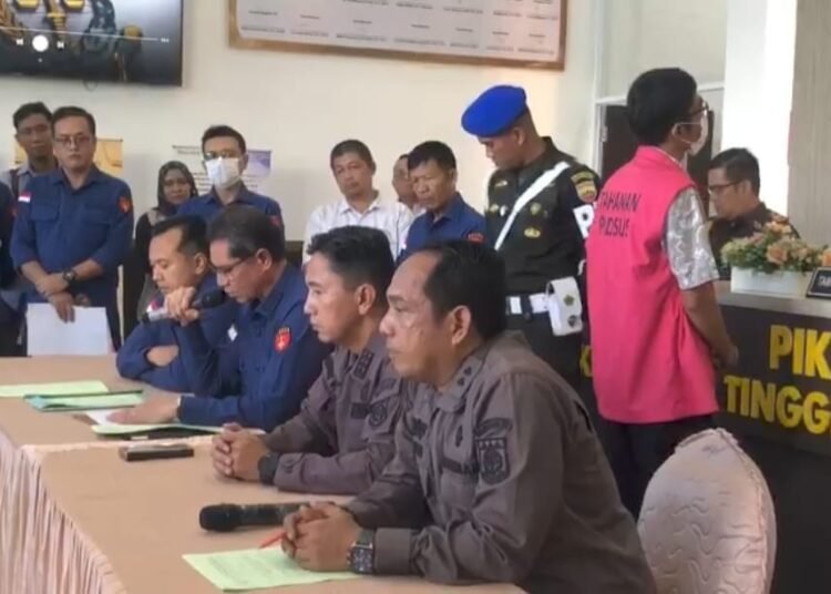 Mantan Direktur Utama Perusahaan Umum Daerah (Perumda) Padang Sejahtera Mandiri (PSM) berinisial PI (41) ditahan Kejaksaan Tinggi (Kejati) Sumatera Barat (Sumbar) pada Kamis (22/5).