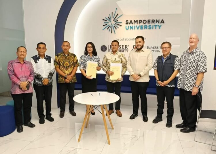 Wali Kota Padang, Fadly Amran, menandatangani kerja sama dengan Sampoerna University di Jakarta pada Kamis (22/5). Foto: Pemko Padang