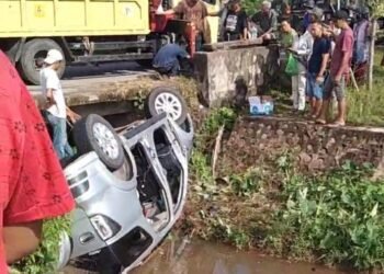 Video: Kecelakaan di Pesisir Selatan, Mobil Tergelincir Masuk Parit