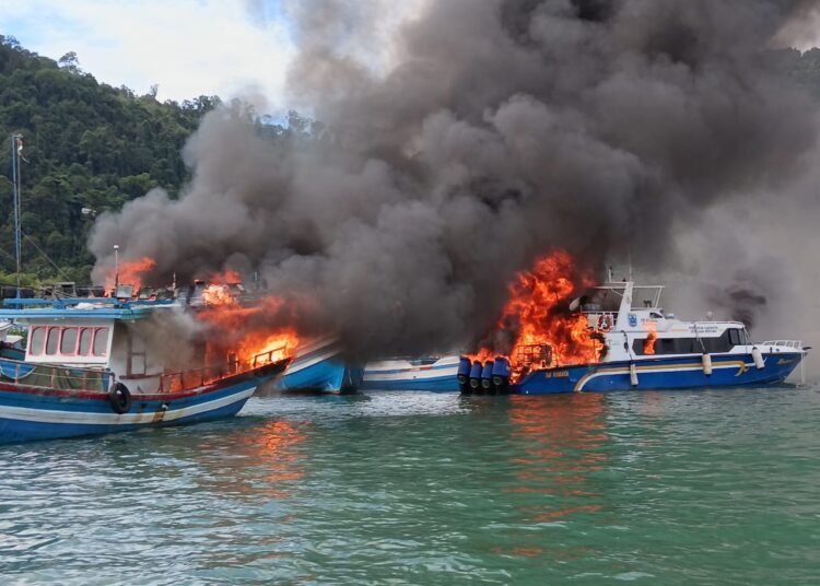 Dua unit kapal yang tengah bersandar di Pelabuhan Samudera, Kecamatan Bungus Teluk Kabung, Padang, terbakar pada Jumat (23/5)