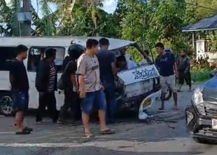 Sebuah angkot menabrak truk batu bara di Jalan Lintas Solok–Padang, kawasan Nagari Koto Gadang Guguak, Kecamatan Gunung Talang, Solok, pada Minggu (25/5)
