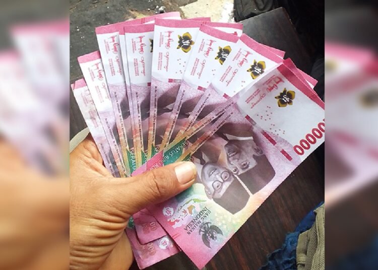 Kartini, pedagang di Lubuk Kilangan, Kota Padang, memperlihatkan uang palsu yang ia terima dari orang tak dikenal pada Minggu (25/5). Foto: IST