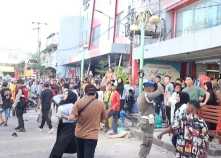 Aksi penertiban PKL berakhir ricuh. (foto: Satpol PP Kota Padang)