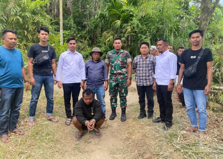 Polisi menangkap terduga pengedar sabu-sabu berinisial OT (32) di rumahnya di Jorong Sungai Talu, Nagari Pasir Talang, Kecamatan Sungai Pagu, Solok Selatan, pada Senin (26/5).