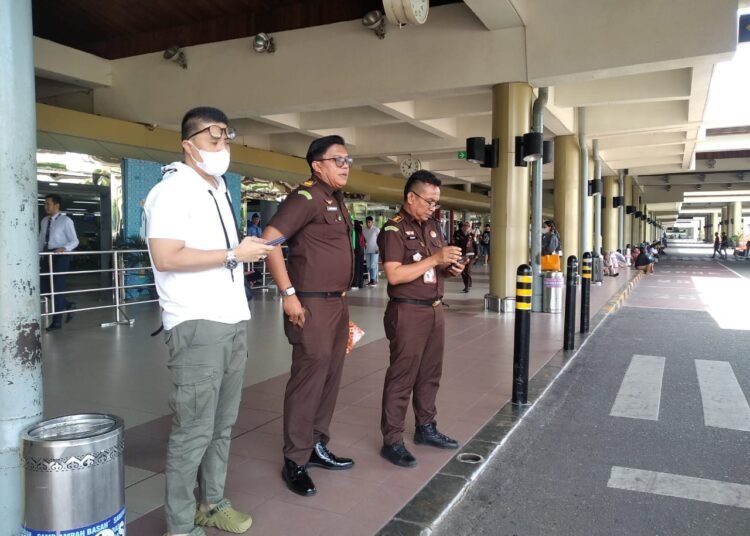 Petugas Kejari Padang menangkap BPA di Bandara Internasional Minangkabau di Padang Pariaman pada Senin (26/5). Foto: IST