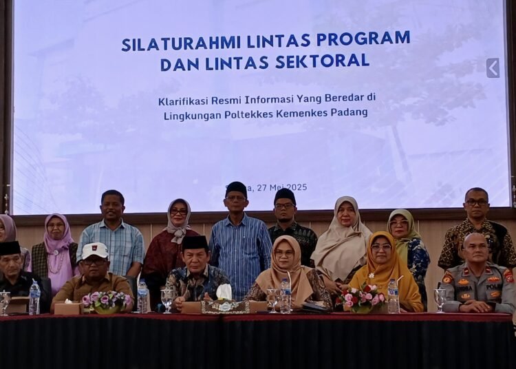 Poltekkes Kemenkes Padang menggelar kegiatan silaturahmi lintas sektor sekaligus klarifikasi terhadap beredarnya informasi dan video asusila salah satu pegawainya. Kampus itu mengadakan kegiatan tersebut di Auditorium Poltekkes Kemenkes Padang, Siteba, Padang, pada Selasa (27/5). Foto: Dharma Harisa/Kabarminang
