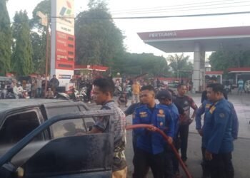 Mobil Sedan Terbakar di Depan SPBU di Limapuluh Kota